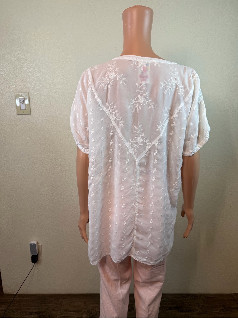 Johnny Was Women’s White Embroidered Eyelet Boho Short Sleeve Blouse Size Small - Picture 8 of 13